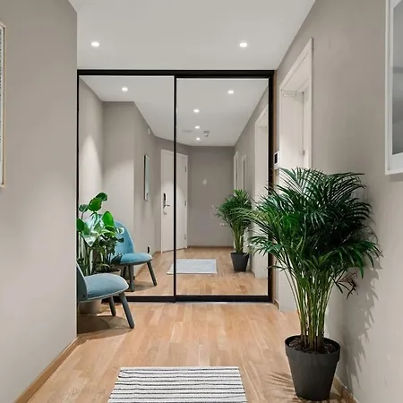 Cozy & In The Royal Heart Of *